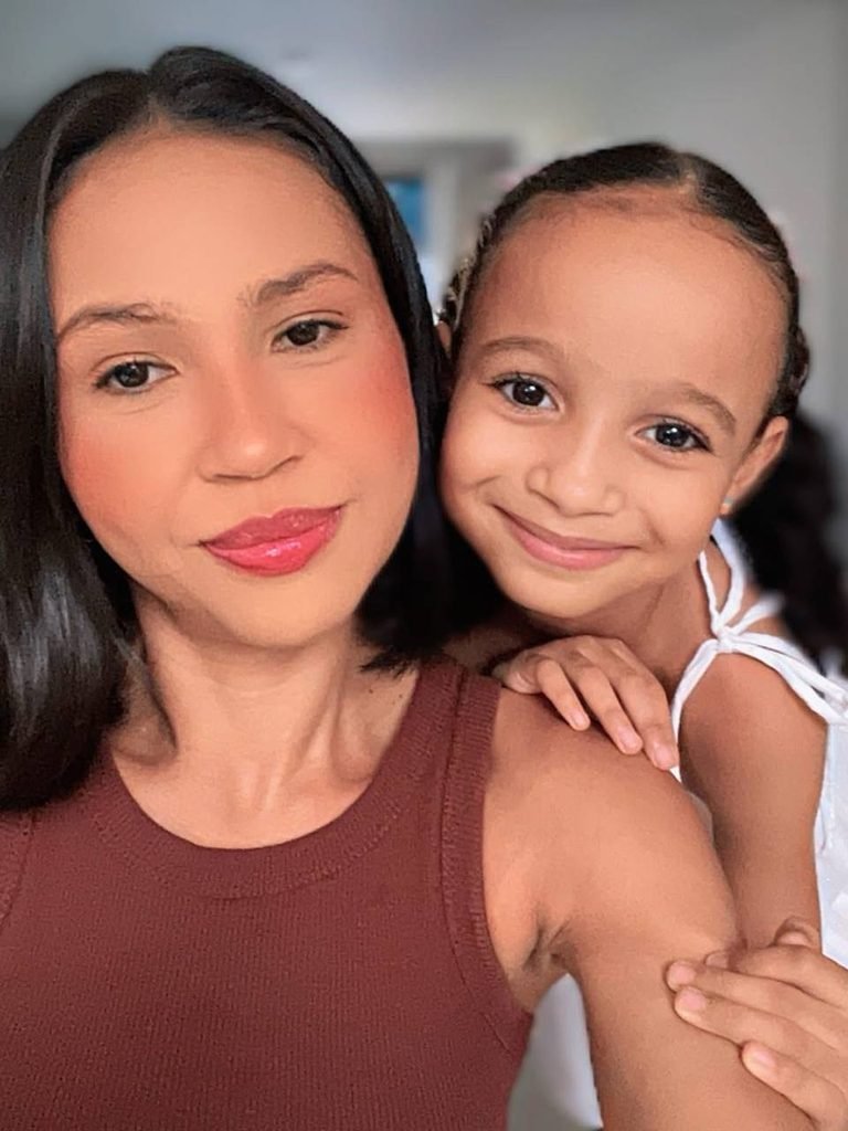 Sobre Mim Oi, eu sou a Vivi. Seja muito bem-vinda!Muito prazer! Eu sou a Viviane Lopes, Técnica em enfermagem, mãe da Manuela, que nasceu em 30 de agosto de 2017, e criadora de conteúdo digital.Sempre fui apaixonada por escrever e compartilhar conhecimento. Quando me tornei mãe, minha vida mudou completamente. Junto com a felicidade vieram muitas dúvidas, descobertas, desafios e aprendizados. Foi justamente dessa experiência que nasceu o Mundale.
